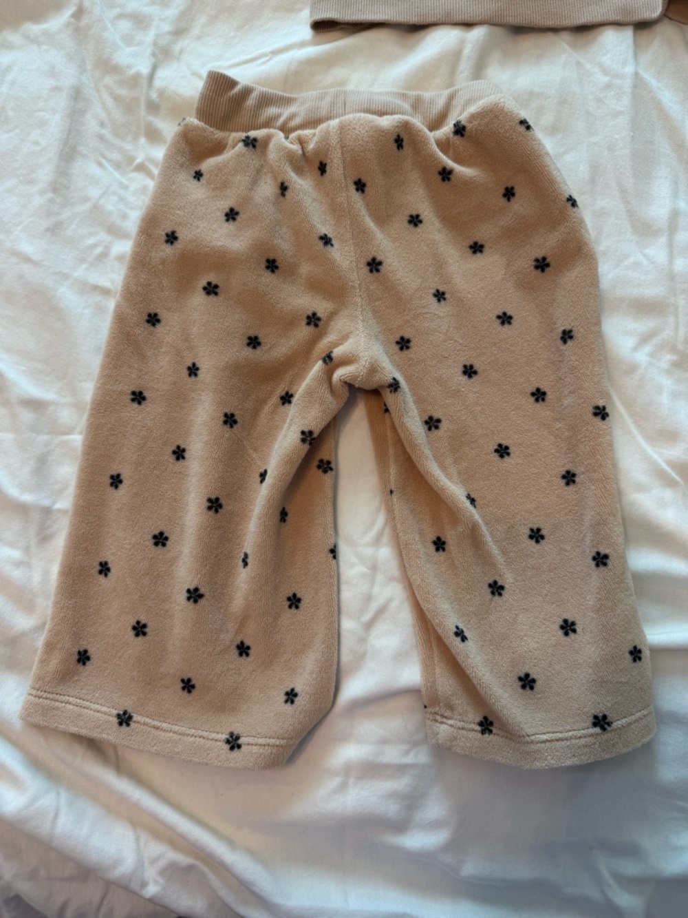 Cat & Jack Beige Wide Leg Matching Set with Black Floral Dots 12-18 months - Picture 3 of 5